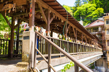 杖立温泉のもみじ橋と初夏の温泉街風景