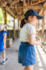 杖立温泉の橋で過ごす姉妹の旅のひととき