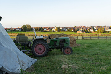 Sommerliche Abendstimmung im Feld mit Traktor in der Kleinstadt Neu-Anspach im Taunus,...