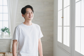 Tシャツを着た若い男性　ライフスタイルイメージ