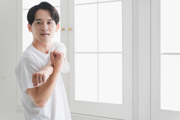 Tシャツを着た若い男性　ライフスタイルイメージ
