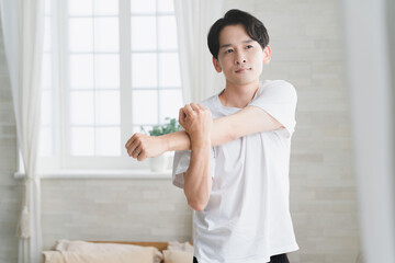 Tシャツを着た若い男性　ライフスタイルイメージ