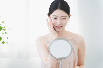 スキンケアをする若い女性　ビューティーイメージ