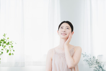 スキンケアをする若い女性　ビューティーイメージ