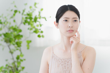 スキンケアをする若い女性　ビューティーイメージ