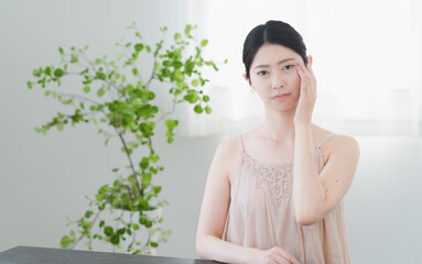 スキンケアをする若い女性　ビューティーイメージ