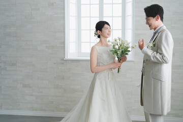 ドレス姿の新婦とタキシード姿の新郎　ウエディングイメージ
