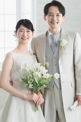 ドレス姿の新婦とタキシード姿の新郎　ウエディングイメージ