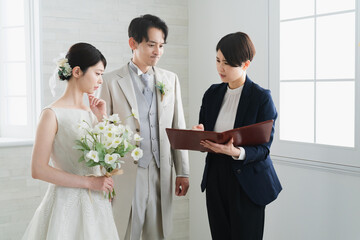 新郎新婦とウエディングプランナー　ウエディングイメージ