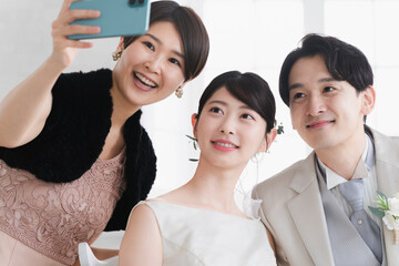 新郎新婦と撮影する友人　ウエディングイメージ
