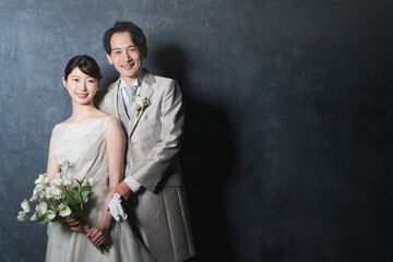寄り添う新郎新婦　ウエディングイメージ