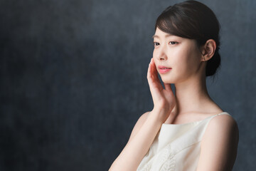 スキンケアをする若い女性　ビューティイメージ