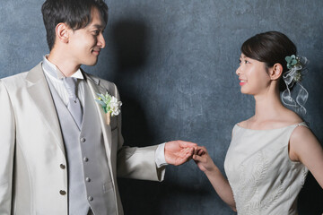 寄り添う新郎新婦　ウエディングイメージ