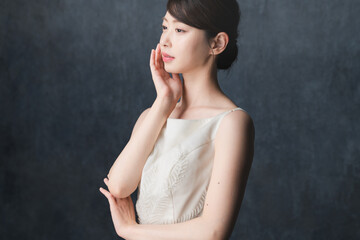 スキンケアをする若い女性　ビューティイメージ