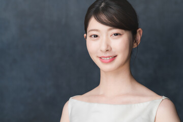 スキンケアをする若い女性　ビューティイメージ