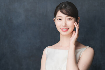 スキンケアをする若い女性　ビューティイメージ