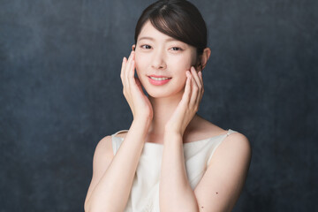 スキンケアをする若い女性　ビューティイメージ