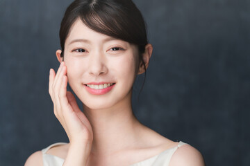 スキンケアをする若い女性　ビューティイメージ