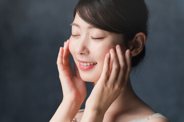 スキンケアをする若い女性　ビューティイメージ