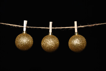 Bolas de navidad doradas sobre fondo negro
