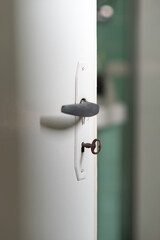 Poignée de porte ancienne avec vieille clef, ancienne maison, ouverture de porte, poignée de porte