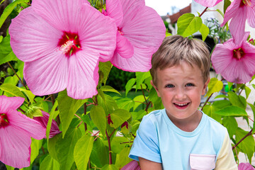 enfant et fleur géante rose
