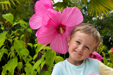 enfant et fleur géante rose