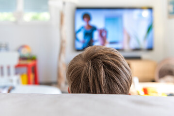 enfant qui regarde la télévision