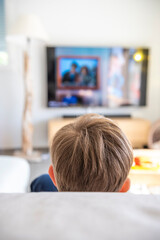 enfant qui regarde la télévision