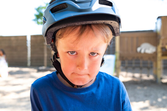 portrait d'un enfant qui boude