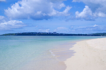 沖縄の美しい海と砂浜の風景