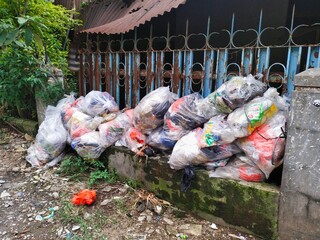 household garbage is piled up and abandoned, causing environmental pollution