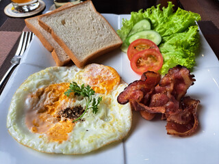 American Breakfast eggs, bacon, sausage, bread, fruit or salad with a drink. Breakfast should consist of complex carbohydrates, protein, and vegetables and fruits.