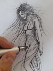 Artista che disegna una bellissima donna con la matita e la penna