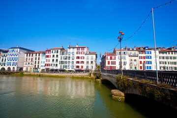 Widok na most i zabytkowe kolorowe kamienice, Bayonne, Francja, View of the bridge and colorful historic houses, Bayonne, France