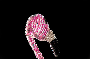 Flamant rose décoratif fait de métal et de perles