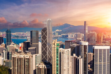 Obraz premium Panoramic view of the city skyline from the top of the hills to the central area of Hong Kong in the evening hours with beautiful sunset light and sky