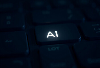 Tastiera minimale con solo tasto AI illuminato, concetto di intelligenza artificiale