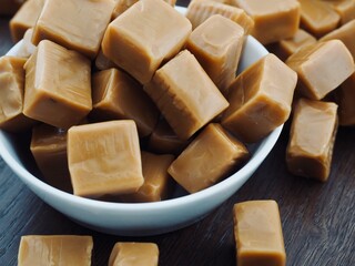 사각 모양의 달콤한 카라멜, 간식