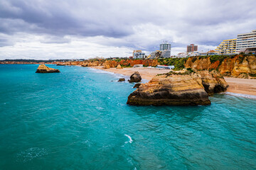 Portimão, miasto w zachodniej części regionu Algarve na południu Portugali, najpiękniejsza plaża w Europie Praia da Rocha z pięknymi klifami. Panorama z lotu ptaka © Franciszek