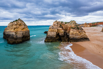 Portimão, miasto w zachodniej części regionu Algarve na południu Portugali, najpiękniejsza plaża w Europie Praia da Rocha z pięknymi klifami. Panorama z lotu ptaka © Franciszek