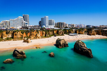 Portimão, miasto w zachodniej części regionu Algarve na południu Portugali, najpiękniejsza plaża w Europie Praia da Rocha z pięknymi klifami. Panorama z lotu ptaka © Franciszek