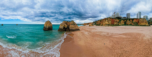 Portimão, miasto w zachodniej części regionu Algarve na południu Portugali, najpiękniejsza plaża w Europie Praia da Rocha z pięknymi klifami. Panorama z lotu ptaka © Franciszek