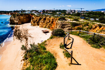 Portimão, miasto w zachodniej części regionu Algarve na południu Portugali, najpiękniejsza plaża w Europie Praia da Rocha z pięknymi klifami. Panorama z lotu ptaka © Franciszek