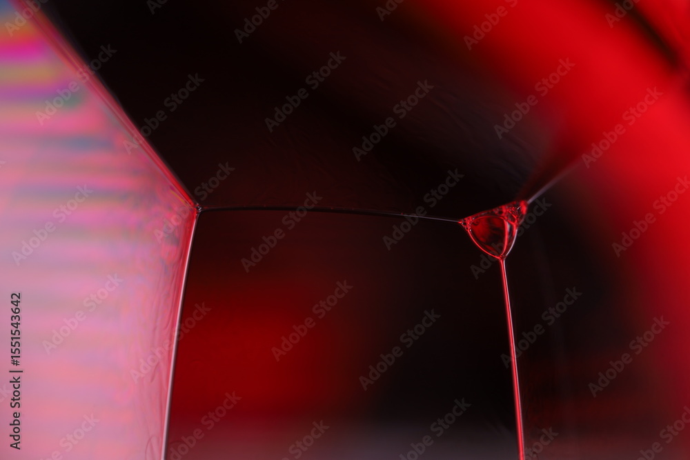 Fototapete red reflections of liquid in macro, red liquid surface, bubbles in macro, connection of bubbles in m