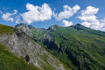 Fototapeta premium Massifs montagneux dans les Alpes à Bourg-Saint-Maurice, avec tons plus vifs