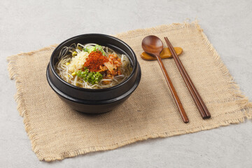 Kongnamul gukbap is a soup made by boiling rice and bean sprouts with various seasonings.