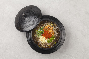 Kongnamul gukbap is a soup made by boiling rice and bean sprouts with various seasonings.