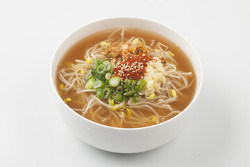 Kongnamul gukbap is a soup made by boiling rice and bean sprouts with various seasonings.