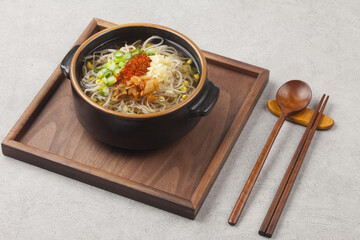 Kongnamul gukbap is a soup made by boiling rice and bean sprouts with various seasonings.